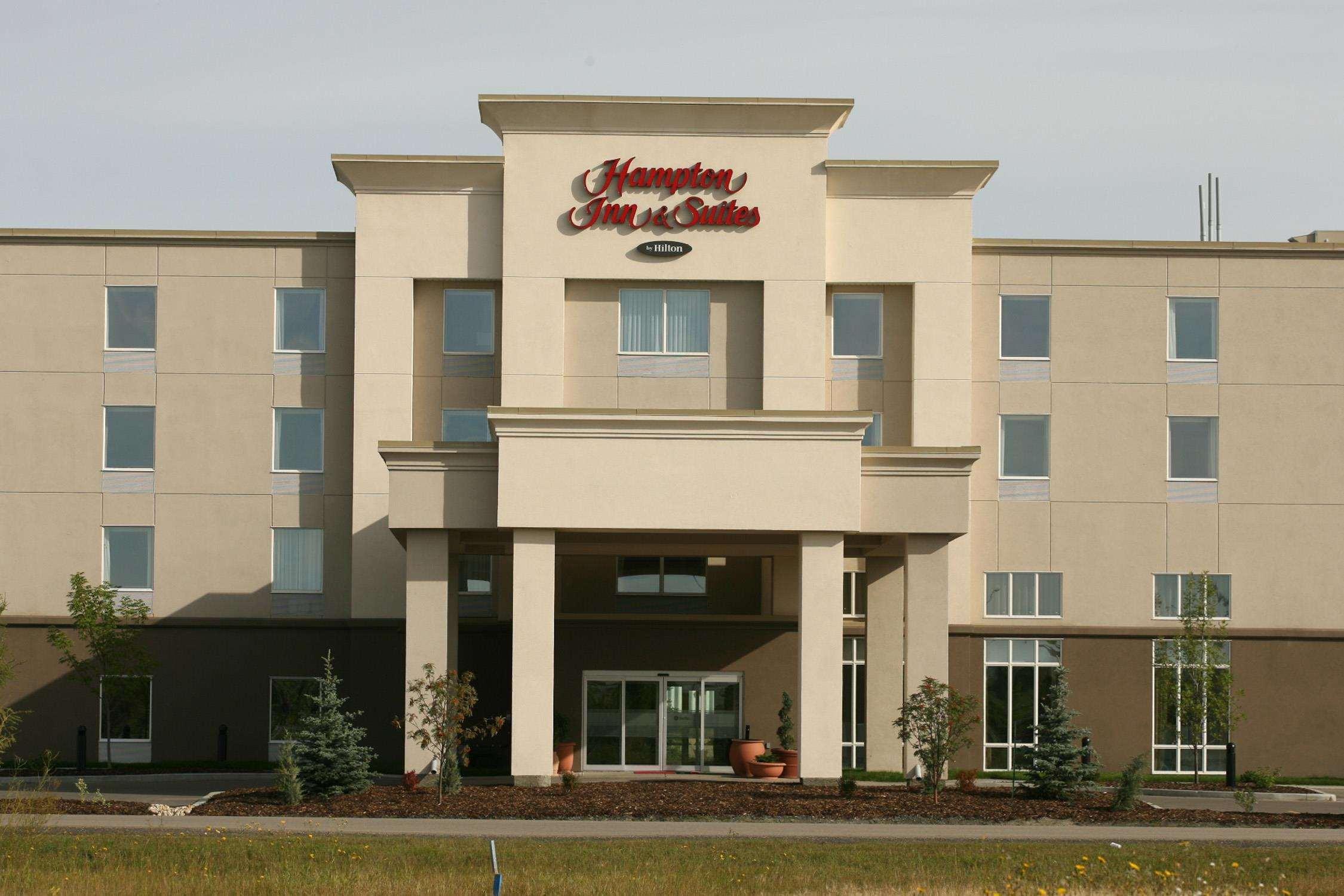 Hampton Inn & Suites Red Deer Exterior photo