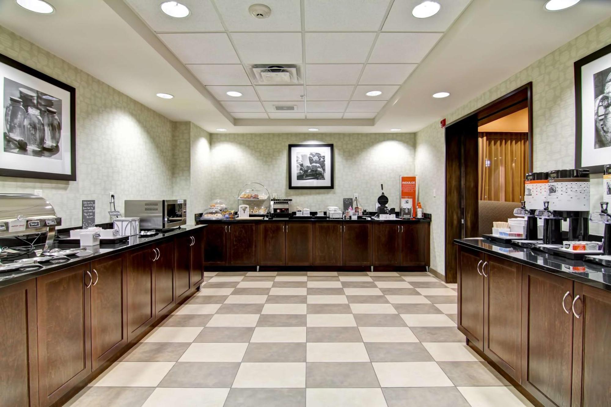 Hampton Inn & Suites Red Deer Exterior photo