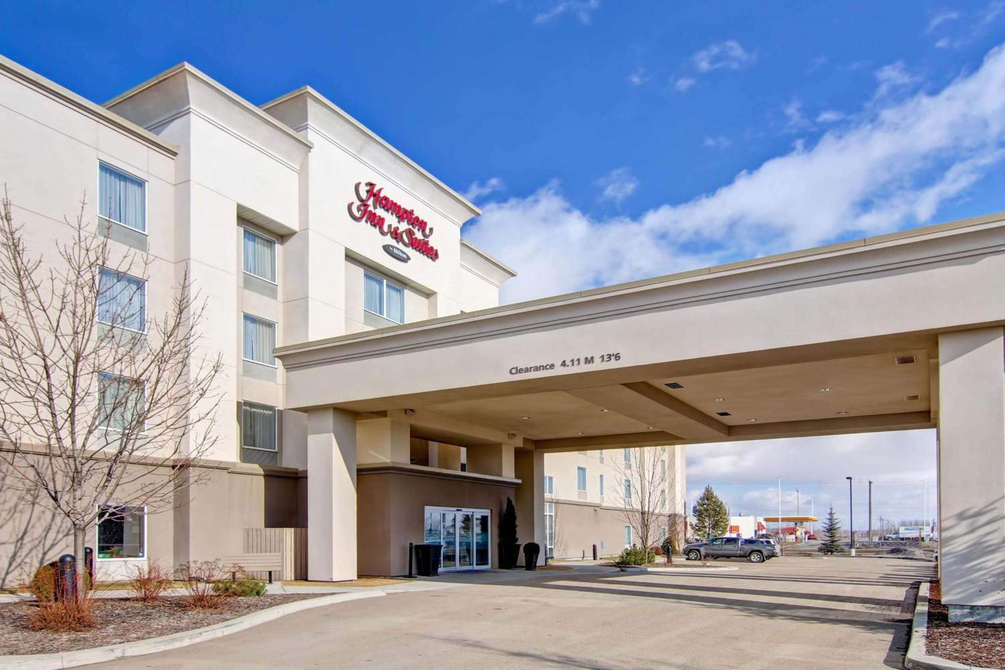 Hampton Inn & Suites Red Deer Exterior photo